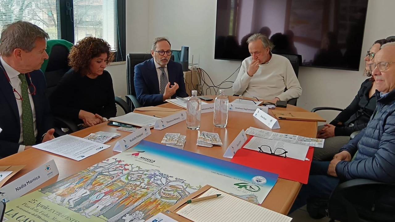 La presentazione di ’Musica sulle Apuane’. A sinistra, la mostra degli Uffizi al Castello Malaspina prima della sua chiusura