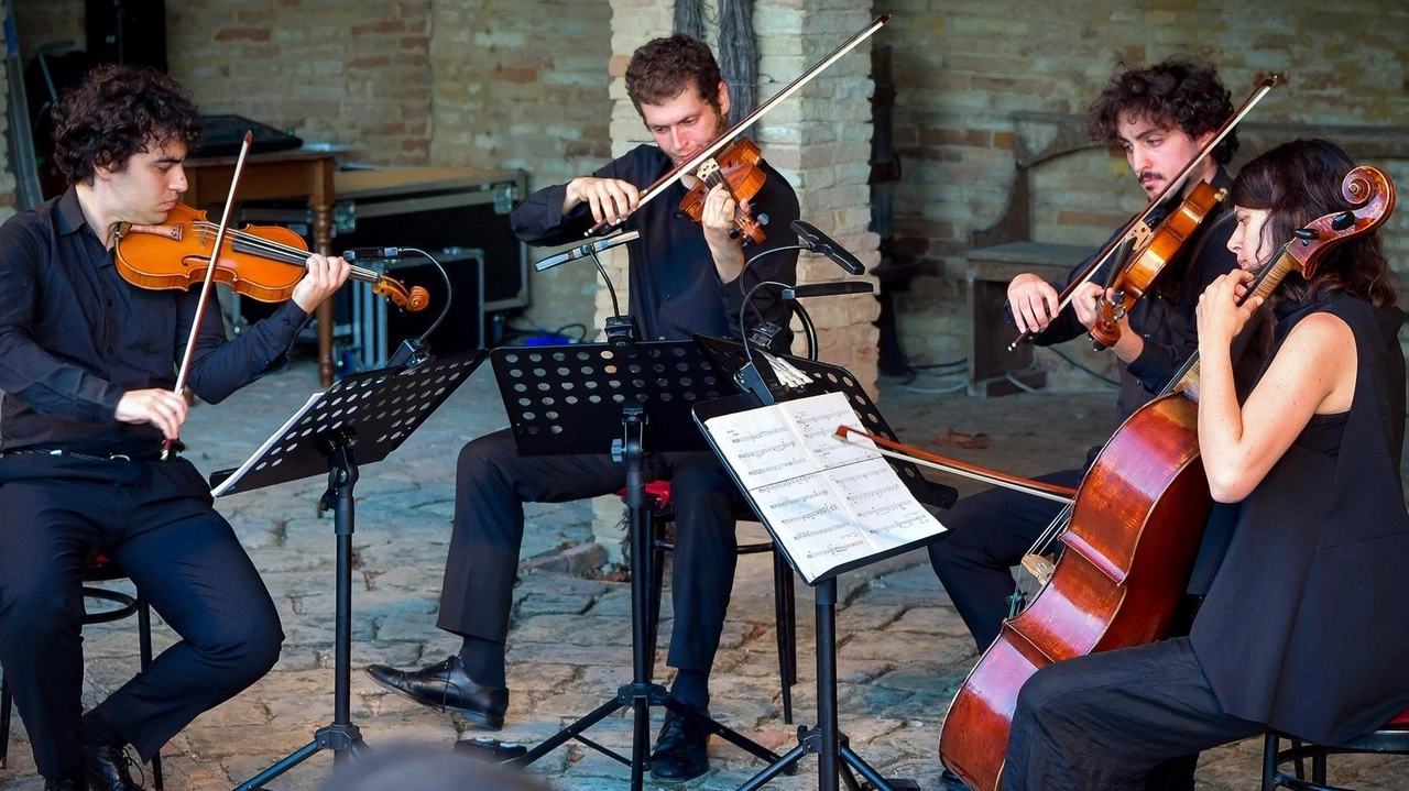 Appuntamento alle 21.30 alla chiesa di Sant’Andrea per la nuova tappa dell’Amfiteatrof. Varietà stilistica e vasto repertorio. Da Scarlatti a Capogrosso con violoncello, viola e violini . Appuntamento alle 21.30 alla chiesa di Sant’Andrea per la nuova tappa dell’Amfiteatrof. Varietà stilistica e vasto repertorio. Da Scarlatti a Capogrosso con violoncello, viola e violini .