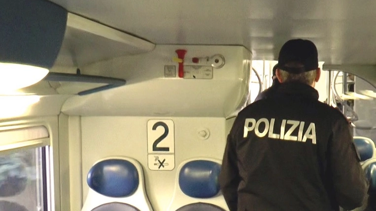Polizia ferroviaria in una foto di repertorio Polizia ferroviaria in una foto di repertorio