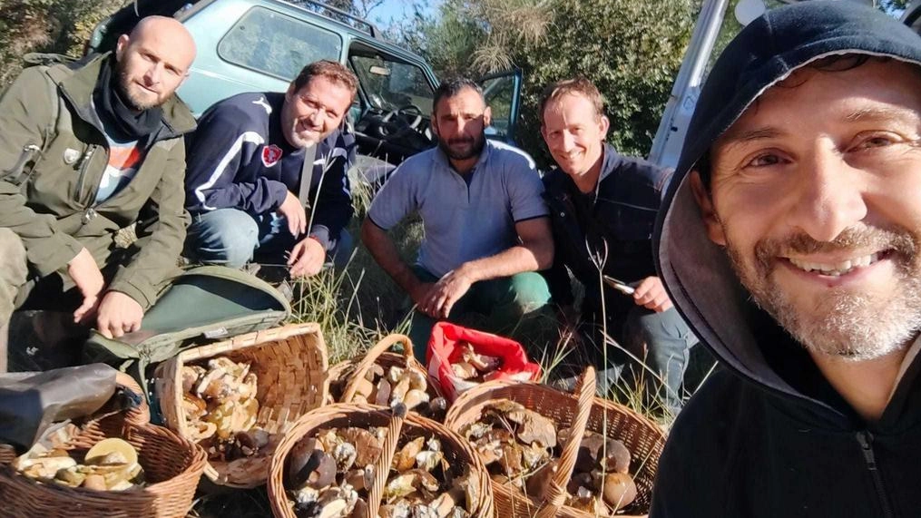 "Ci avevano consigliato una zona poco battuta. All’inizio non trovavamo niente poi, quando avevamo deciso di rientrare, non smettevamo di vederne". "Ci avevano consigliato una zona poco battuta. All’inizio non trovavamo niente poi, quando avevamo deciso di rientrare, non smettevamo di vederne".