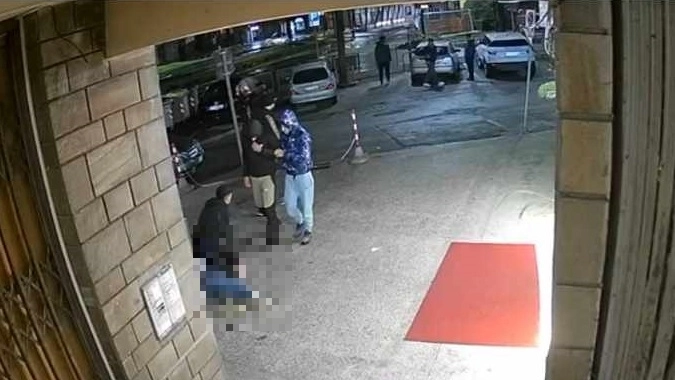 Un frame del video dell’aggressione ai danni di un uomo di 31 anni Un frame del video dell’aggressione ai danni di un uomo di 31 anni