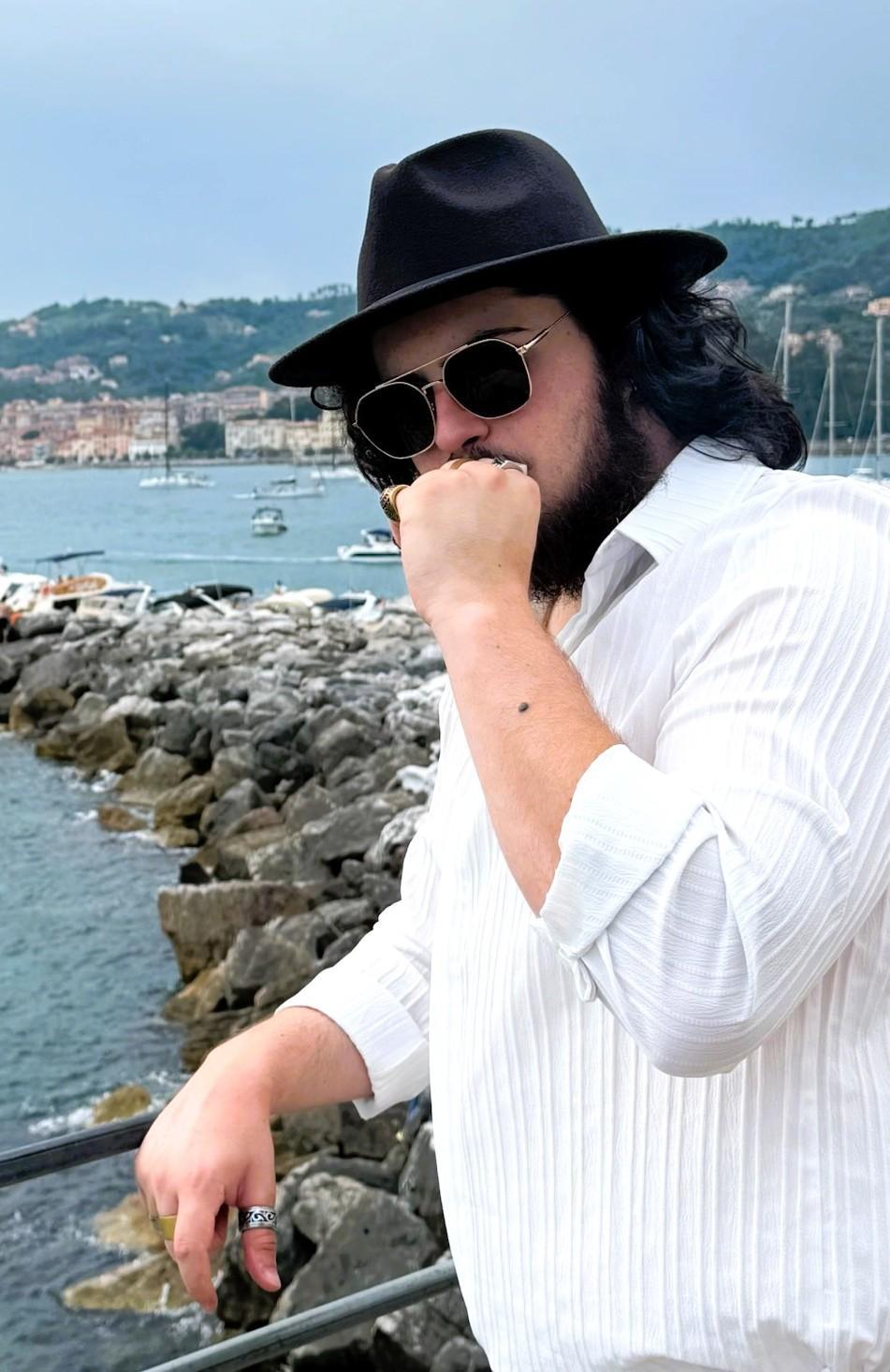 https://www.lanazione.it/image-service/view/acePublic/alias/contentid/OWE1MTVjOTItZGZjYy00/0/lerse-un-inno-alla-magia-di-lerici-la-ballata-del-cantautore-moro-dedicata-al-suo-luogo-dellanima.jpeg?f=1.91:1&w=1200