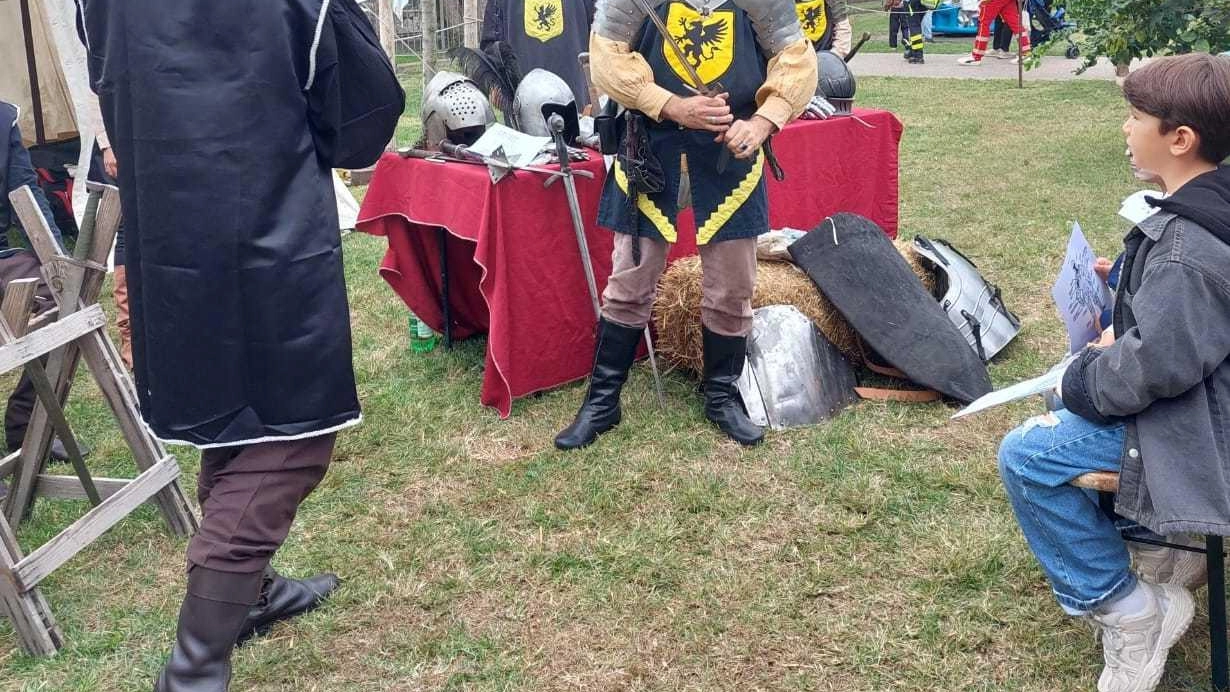 Gli avvincenti “combattimenti” di scherma storica hanno catturato i bambini Gli avvincenti “combattimenti” di scherma storica hanno catturato i bambini