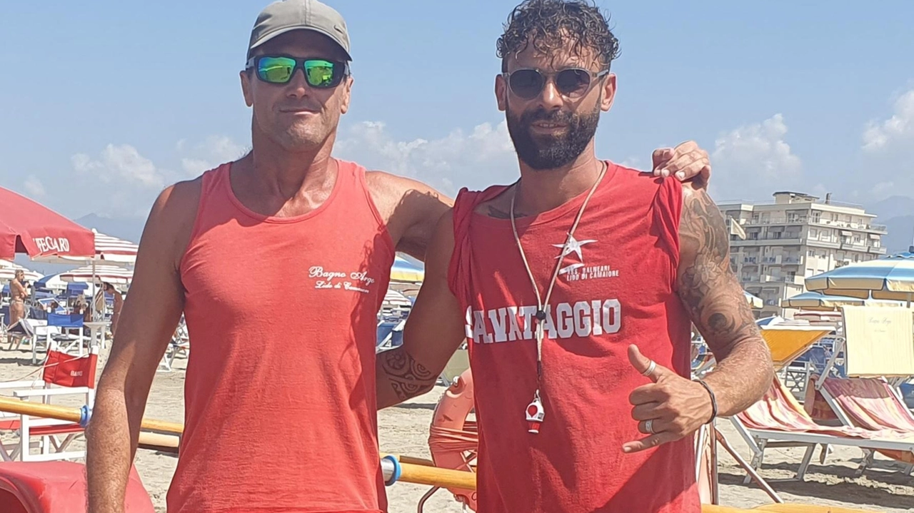 I bagnini dei bagni Argo e Roma che hanno preso parte al salvataggio dei turisti I bagnini dei bagni Argo e Roma che hanno preso parte al salvataggio dei turisti