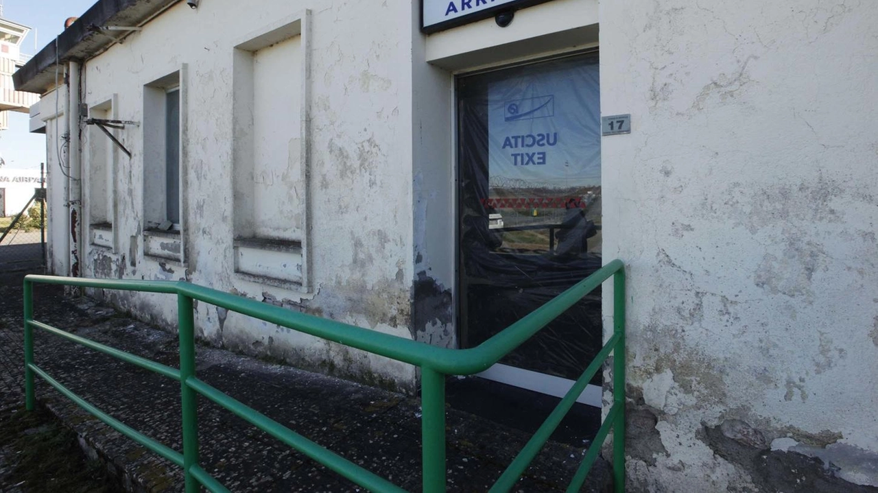 Il malridotto accesso all’aeroporto di Ampugnano, tornando al centro del dibattito tra imprenditori, politici e Comitato contrario all’ampliamento