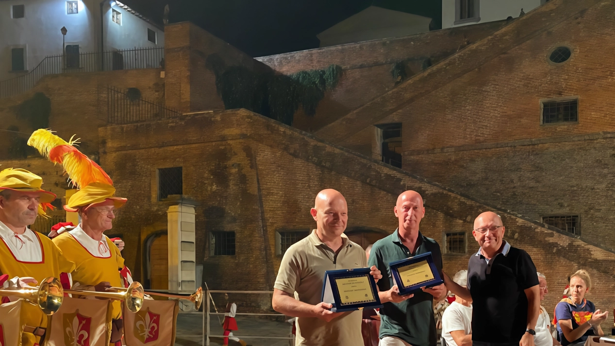 La targa consegnata dal presidente della Pro Loco Brunori agli artisti cerretesi Valerio Desideri e Stefano Tamburini autori del cencio del Palio dei Ragazzi La targa consegnata dal presidente della Pro Loco Brunori agli artisti cerretesi Valerio Desideri e Stefano Tamburini autori del cencio del Palio dei Ragazzi