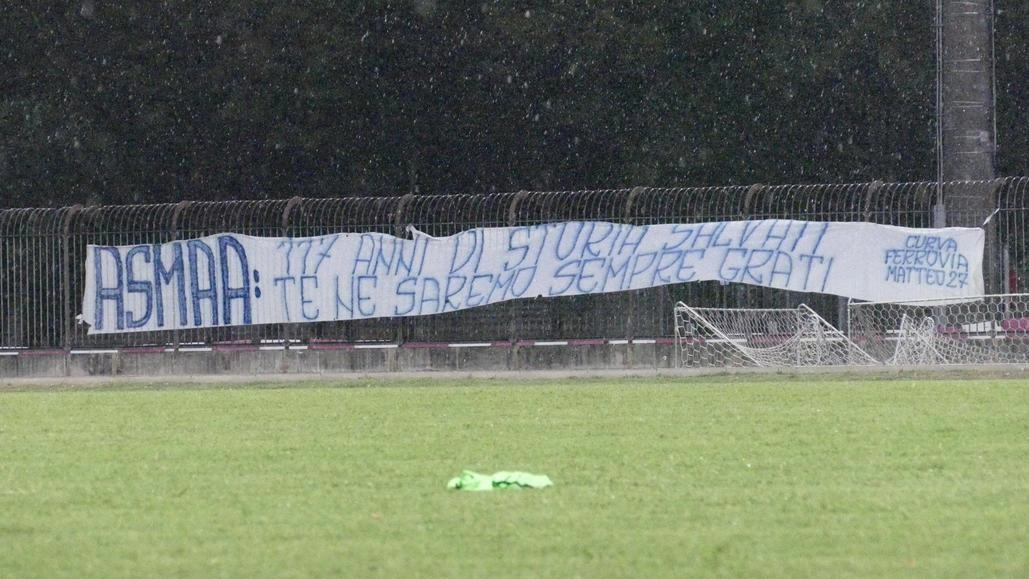 Lo striscione della Curva dedicato alla presidente Asmaa Gacem