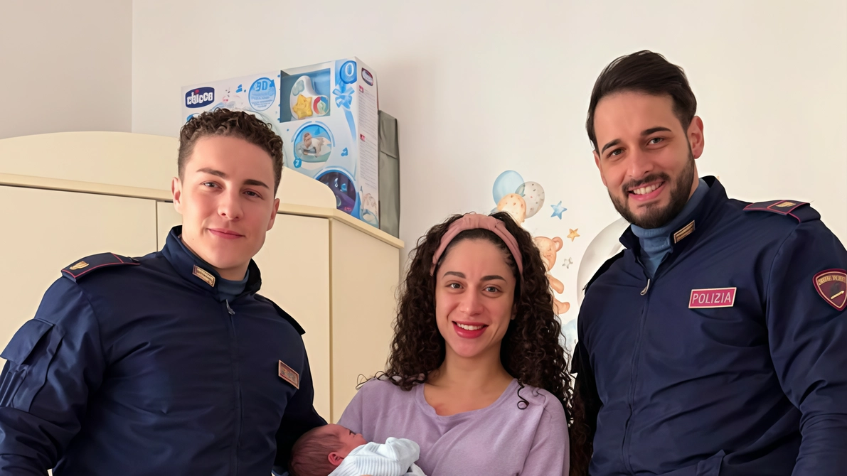 Umberto e Gianluca sono i due agenti di polizia che il 9 gennaio scorso andarono in aiuto di una ragazza,... Umberto e Gianluca sono i due agenti di polizia che il 9 gennaio scorso andarono in aiuto di una ragazza,...