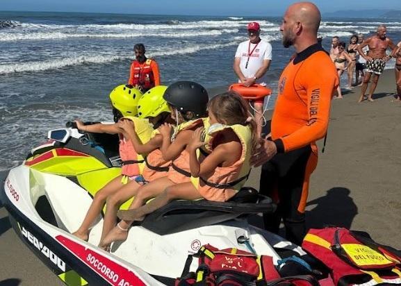 https://www.lanazione.it/image-service/view/acePublic/alias/contentid/OWE2YjhmY2MtNGMyYi00/0/bambini-a-lezione-di-salvataggio-successo-per-baby-watch.jpeg?f=1.91:1&w=1200