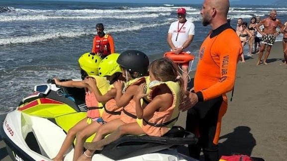 Tanti bambini all’iniziativa per far vivere ai più piccoli un’esperienza formativa all’insegna della sicurezza in mare e del rispetto ambientale Tanti bambini all’iniziativa per far vivere ai più piccoli un’esperienza formativa all’insegna della sicurezza in mare e del rispetto ambientale