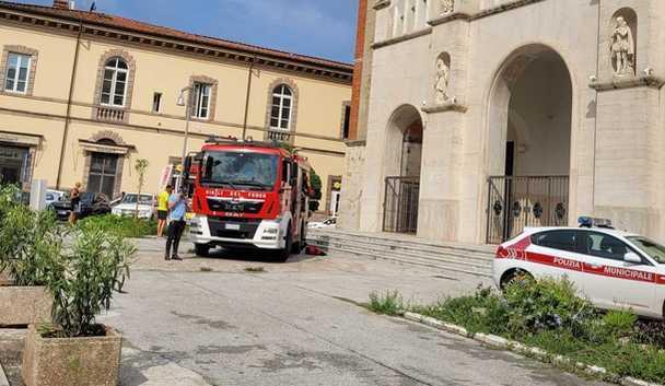 https://www.lanazione.it/image-service/view/acePublic/alias/contentid/OWE2YjllMTMtY2RkMy00/0/un-fulmine-si-abbatte-sul-campanile-di-san-paolino.jpeg?f=1.91:1&w=1200