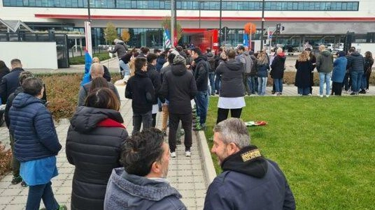 I lavoratori della Abb E Mobility durante una manifestazione