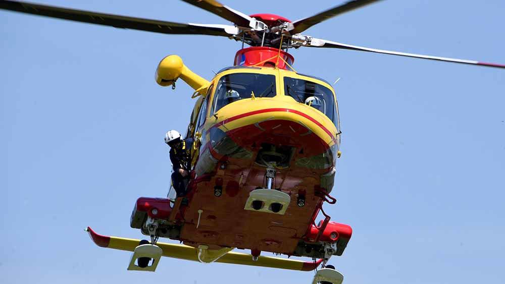operaia si taglia una mano con la motosega grave incidente sul lavoro ad altopascio
