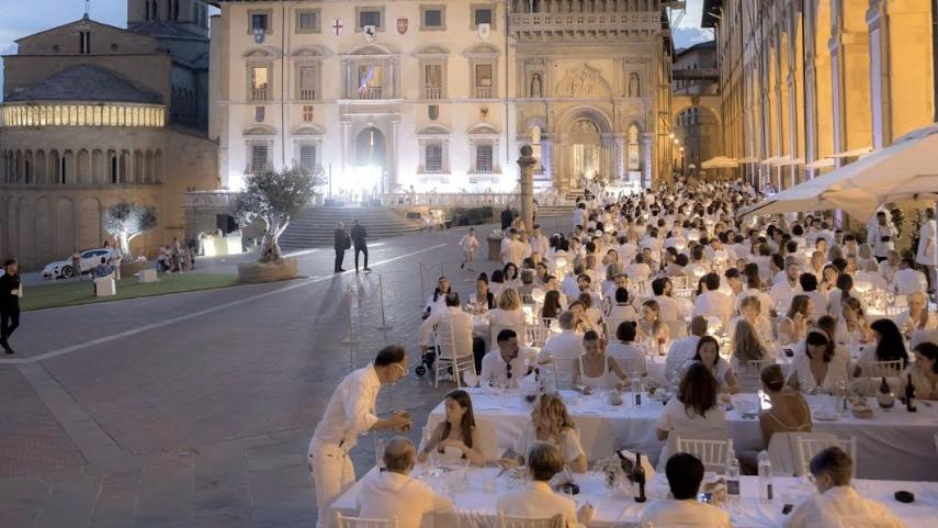 https://www.lanazione.it/image-service/view/acePublic/alias/contentid/OWE3MDg2ZWUtMmJkNC00/0/cena-in-bianco.jpeg?f=16:9&w=1200&h=630