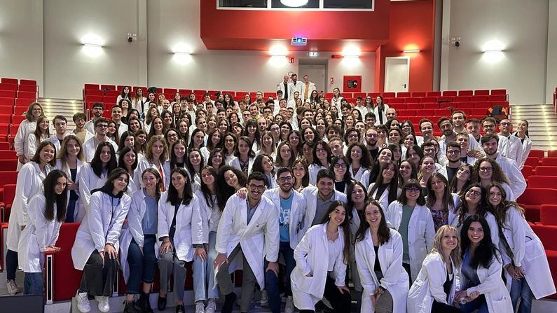 Molti universitari aderiscono a questa associazione presieduta da Eugenio Albanese "Siamo contentissimi perché quest’anno MedSi sia composto da 174 membri all’attivo". Molti universitari aderiscono a questa associazione presieduta da Eugenio Albanese "Siamo contentissimi perché quest’anno MedSi sia composto da 174 membri all’attivo".