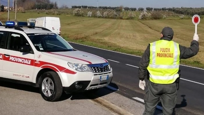 Un posto di controllo della polizia provinciale in una foto di repertorio Un posto di controllo della polizia provinciale in una foto di repertorio