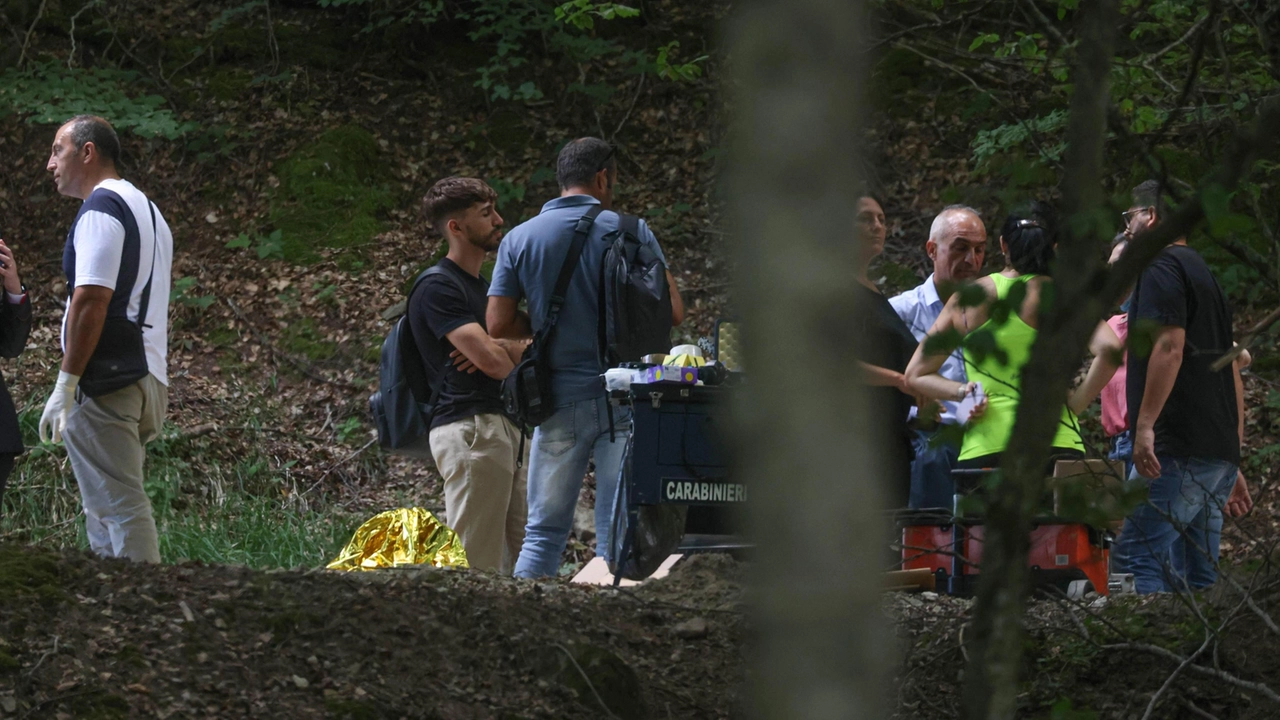 Castagno d’Andrea senza parole per il ritrovamento del corpo della donna. E spunta un testimone: "Ho visto sfrecciare un’auto a tutta velocità".