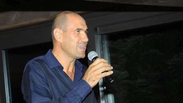 Eugenio Capone, ex giocatore dell’Olimpia, nonché vecchio compagno di squadra dell’attuale patron biancorosso Ron Rowan Eugenio Capone, ex giocatore dell’Olimpia, nonché vecchio compagno di squadra dell’attuale patron biancorosso Ron Rowan