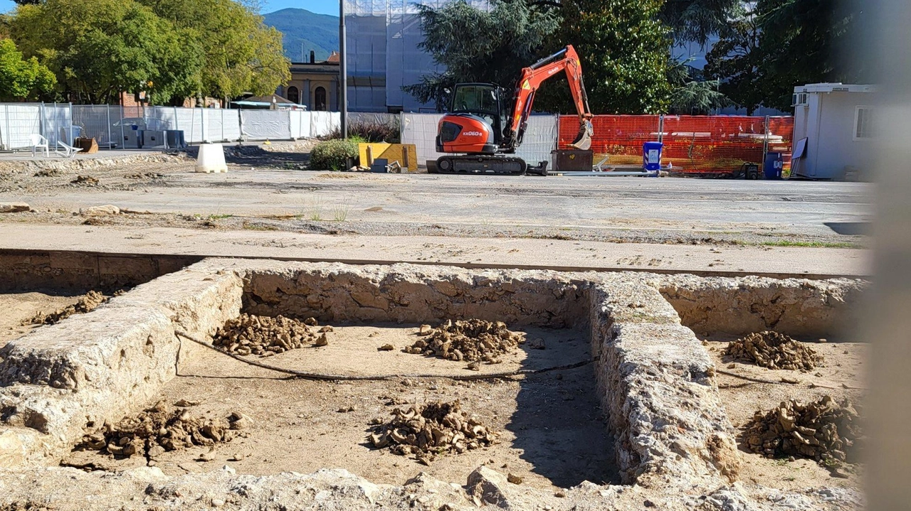 L'inaugurazione del sottopasso della stazione di Lucca potrebbe slittare al prossimo anno, con la Befana che potrebbe portare in dono alla città la nuova infrastruttura. La ditta Saf srl ha ottenuto una proroga fino all'8 gennaio 2025 per completare i lavori, a causa di ritrovamenti archeologici e complicazioni tecniche. L'inaugurazione del sottopasso della stazione di Lucca potrebbe slittare al prossimo anno, con la Befana che potrebbe portare in dono alla città la nuova infrastruttura. La ditta Saf srl ha ottenuto una proroga fino all'8 gennaio 2025 per completare i lavori, a causa di ritrovamenti archeologici e complicazioni tecniche.