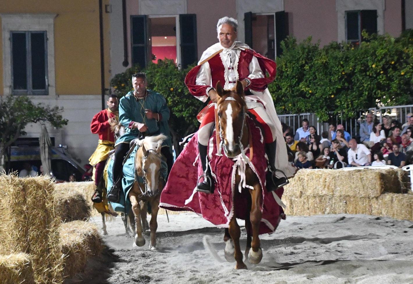 Il ritorno della Quintana. Festa in piazza Aranci: "Restituita alla città". Protesta degli animalisti Il ritorno della Quintana. Festa in piazza Aranci: "Restituita alla città". Protesta degli animalisti