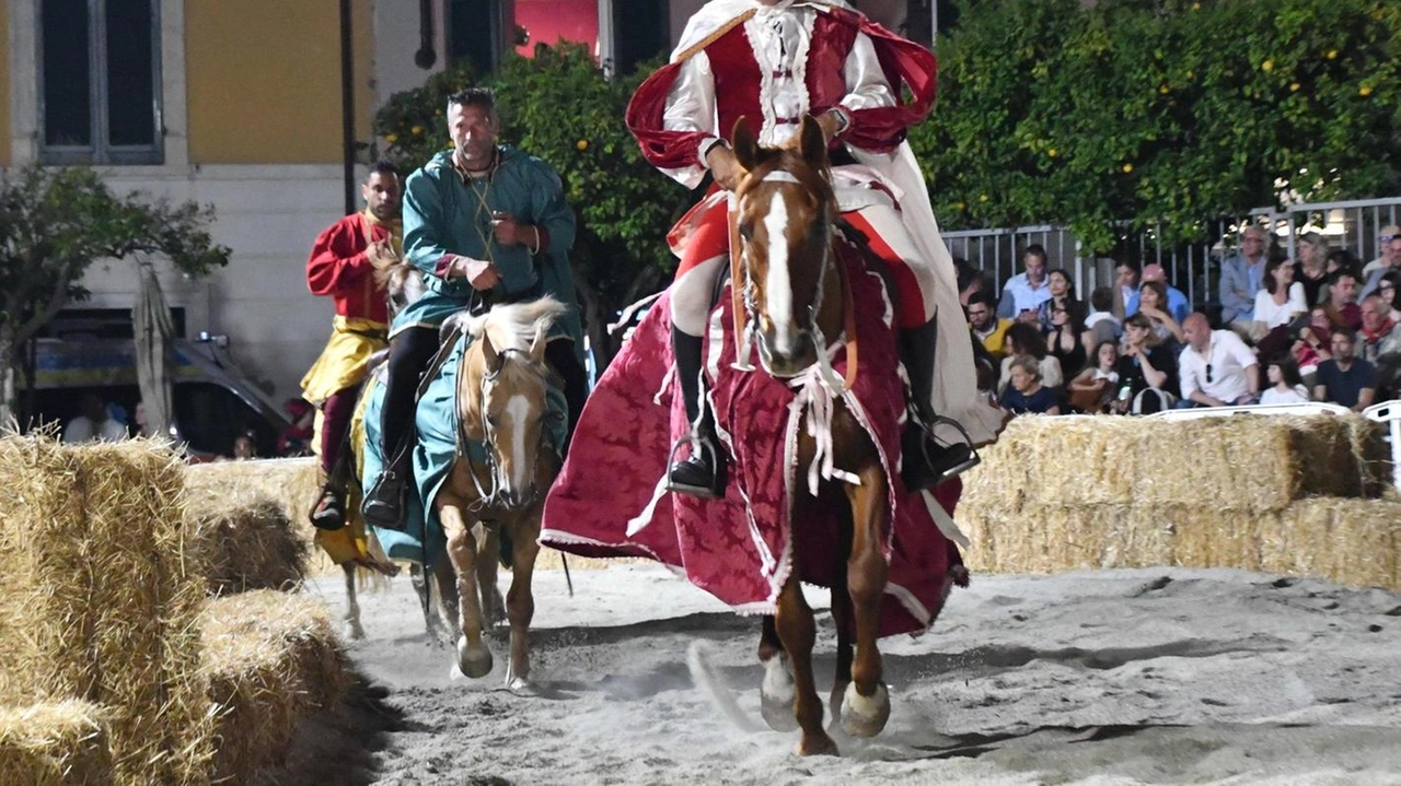 Corteo storico, sfida con i cavalli a rappresentare i borghi cittadini. La Giostra dell’Anello alla Montagna. Badiali: "Un’eredità viva". Corteo storico, sfida con i cavalli a rappresentare i borghi cittadini. La Giostra dell’Anello alla Montagna. Badiali: "Un’eredità viva".