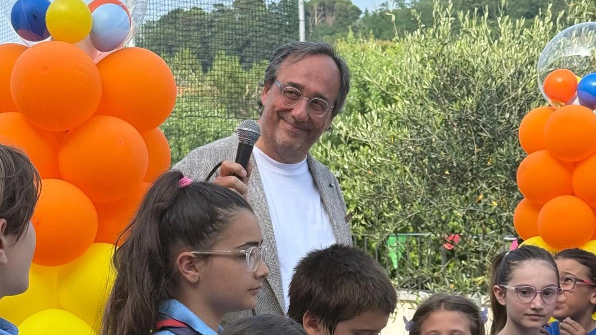 Il cavalier Massimo Perotti, amministratore delegato di Sanlorenzo, alla cerimonia di inaugurazione dell’area verde dell’oratorio San Francesco insieme ad alcuni dei bambini presenti Il cavalier Massimo Perotti, amministratore delegato di Sanlorenzo, alla cerimonia di inaugurazione dell’area verde dell’oratorio San Francesco insieme ad alcuni dei bambini presenti