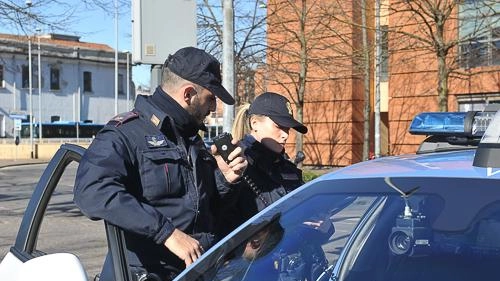 Un servizio degli agenti della polizia di Stato (. foto di repertorio Un servizio degli agenti della polizia di Stato (. foto di repertorio