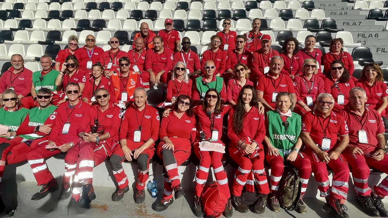 La squadra dei volontari della. Croce Rossa di Spezia allo stadio Picco