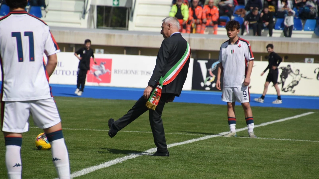 Il sindaco Giorgio Del Ghingaro mentra dà il calcio di inizio Sotto Marcello Lippi seduto in tribuna