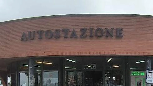 A Montepulciano riapre il bar all'autostazione, punto di riferimento per studenti, turisti e pendolari. Un servizio atteso e apprezzato per rendere più confortevole l'attesa e favorire la socializzazione. A Montepulciano riapre il bar all'autostazione, punto di riferimento per studenti, turisti e pendolari. Un servizio atteso e apprezzato per rendere più confortevole l'attesa e favorire la socializzazione.