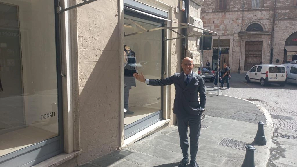 Donati mostra il muro tinteggiato Donati mostra il muro tinteggiato
