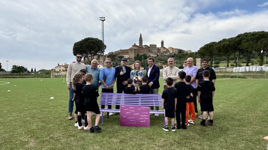 L'inaugurazione della panchina viola L'inaugurazione della panchina viola