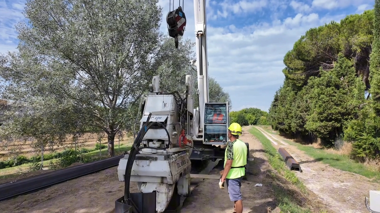 I lavori sull’argine dell’Era ieri mattina durante il sopralluogo della Regione I lavori sull’argine dell’Era ieri mattina durante il sopralluogo della Regione