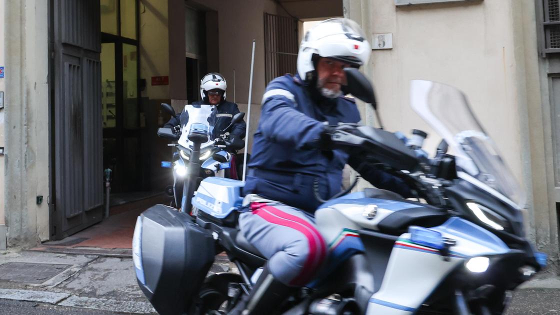 Sfonda il finestrino per rubare, la passante lo vede e chiama la polizia: arrestato Sfonda il finestrino per rubare, la passante lo vede e chiama la polizia: arrestato