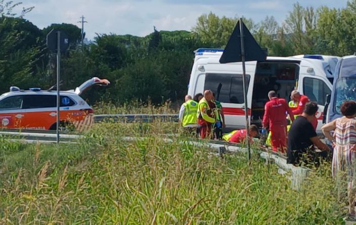 incidente a empoli 232 gravissimo un ciclista scontro con un furgone arriva l8217elisoccorso
