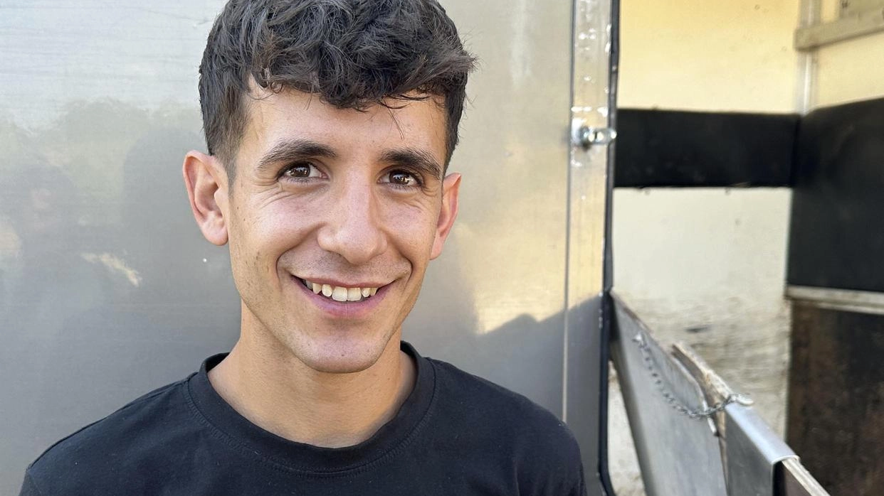Andrea Sanna, fantino sardo di 25 anni, potrebbe debuttare al Palio di Siena il 16 agosto. Dopo un intenso allenamento, si sente pronto per questa importante sfida. Andrea Sanna, fantino sardo di 25 anni, potrebbe debuttare al Palio di Siena il 16 agosto. Dopo un intenso allenamento, si sente pronto per questa importante sfida.