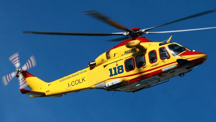 Ha un malore alla guida e travolge un operaio: grave incidente, arriva l’elisoccorso