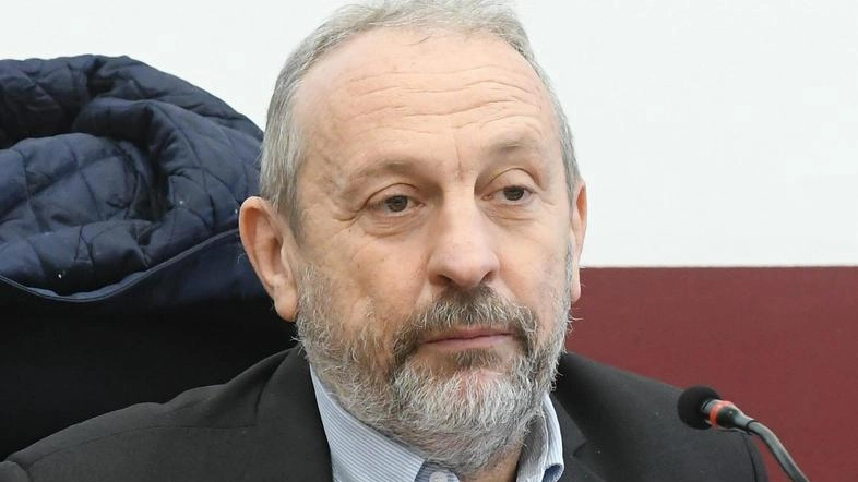 Lettera del segretario provinciale ai dirigenti: "Certezza e trasparenza sulla platea degli aventi diritto" . L’ex deputato Stefano Ceccanti agli schleiniani: "Basta con le emulazioni dell’impostazione orbaniana". Lettera del segretario provinciale ai dirigenti: "Certezza e trasparenza sulla platea degli aventi diritto" . L’ex deputato Stefano Ceccanti agli schleiniani: "Basta con le emulazioni dell’impostazione orbaniana".