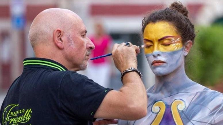 Il bodypainter Maurizio Fruzzetti al lavoro su una modella