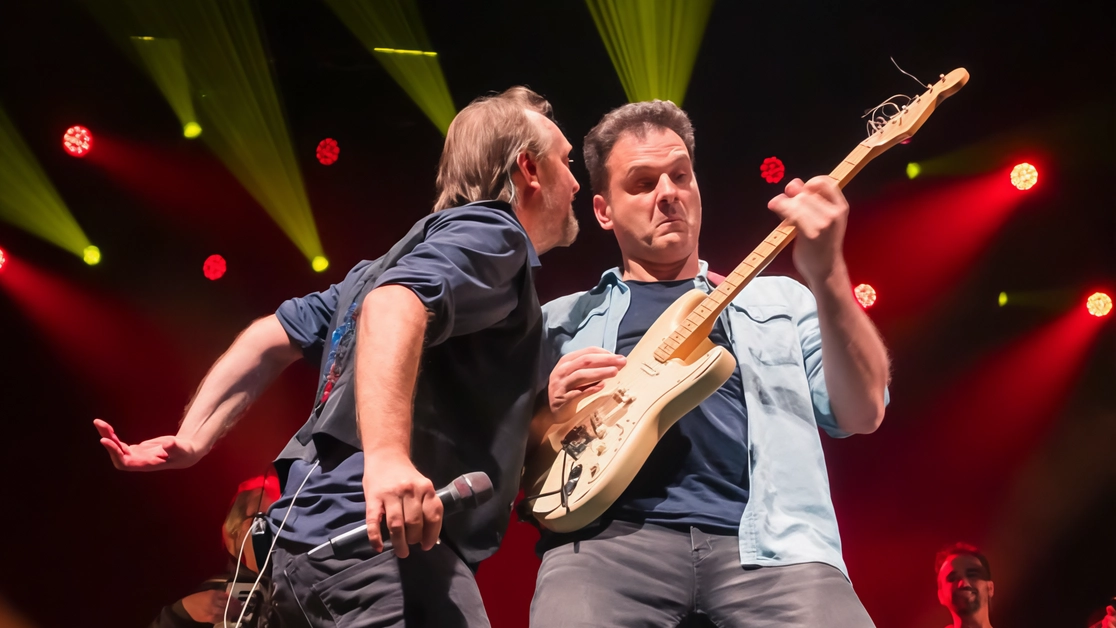 Fabio ’Red’ Rosso, frontman di «Canto Libero», sul palco con il suo gruppo Fabio ’Red’ Rosso, frontman di «Canto Libero», sul palco con il suo gruppo