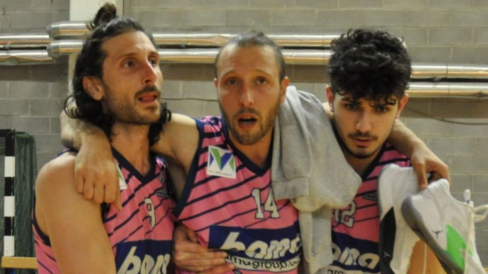 Il Bama basket Altopascio si gioca la salvezza in serie C contro Bottegone Pistoia, con una stagione segnata da sfortuna e infortuni. La squadra deve vincere gara due per evitare la retrocessione.