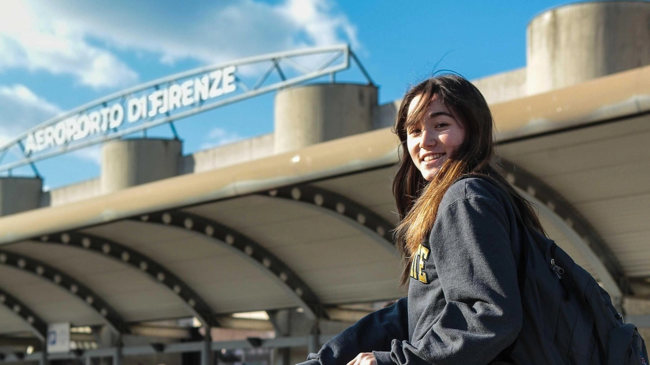Una passeggera sul piazzale dell’aeroporto Amerigo Vespucci Una passeggera sul piazzale dell’aeroporto Amerigo Vespucci