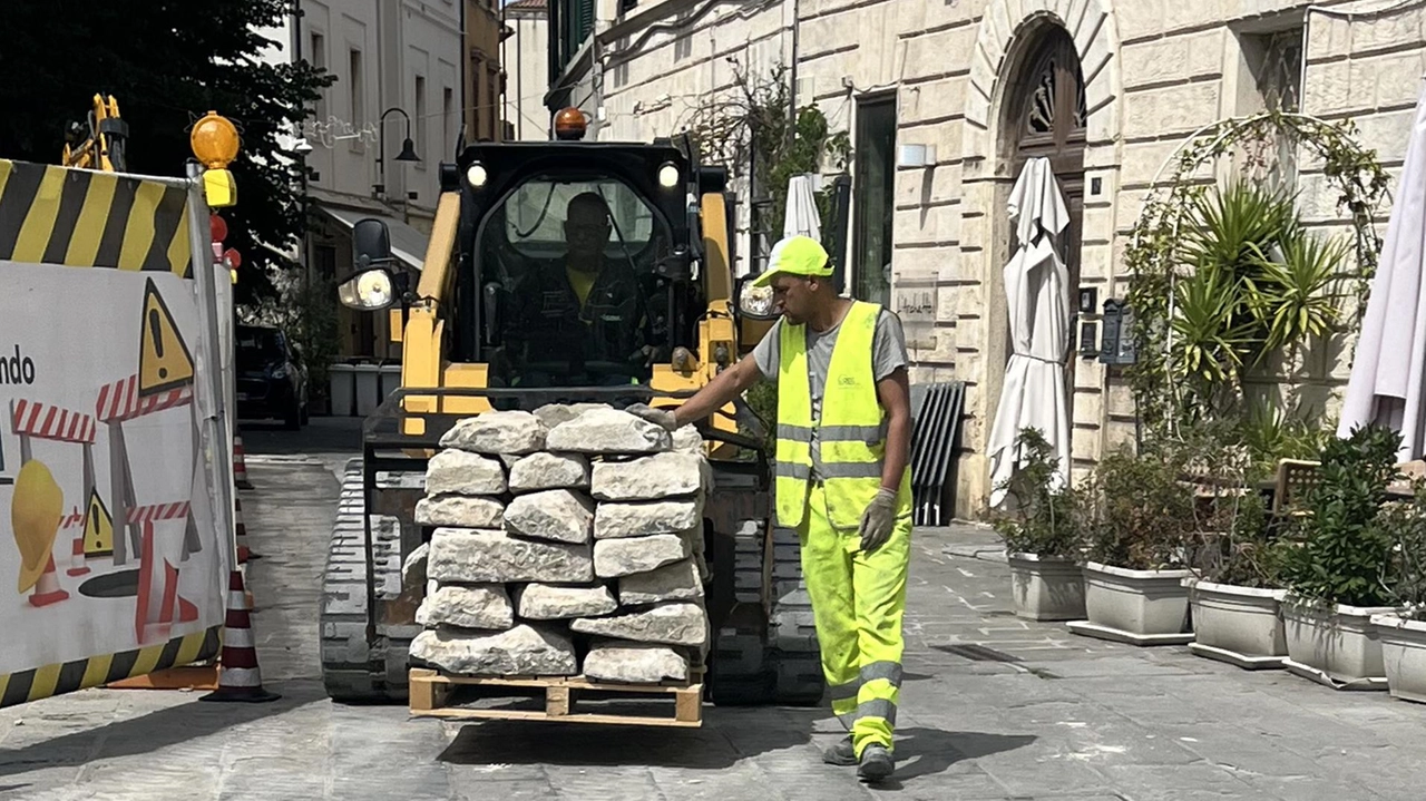 I lavori in piazza della Palma, fermi da un po’ di tempo, hanno esasperato residenti e titolari di attività economiche, nasce quindi una raccolta firme I lavori in piazza della Palma, fermi da un po’ di tempo, hanno esasperato residenti e titolari di attività economiche, nasce quindi una raccolta firme