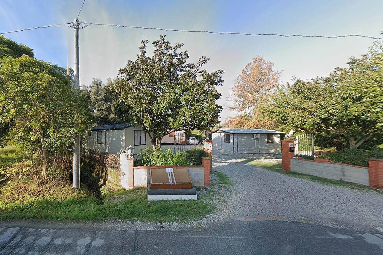 Il terreno privato dove sono stati sistemati i prefabbricati in cui abitano i nomadi: è qui che è stata trovata morta la donna