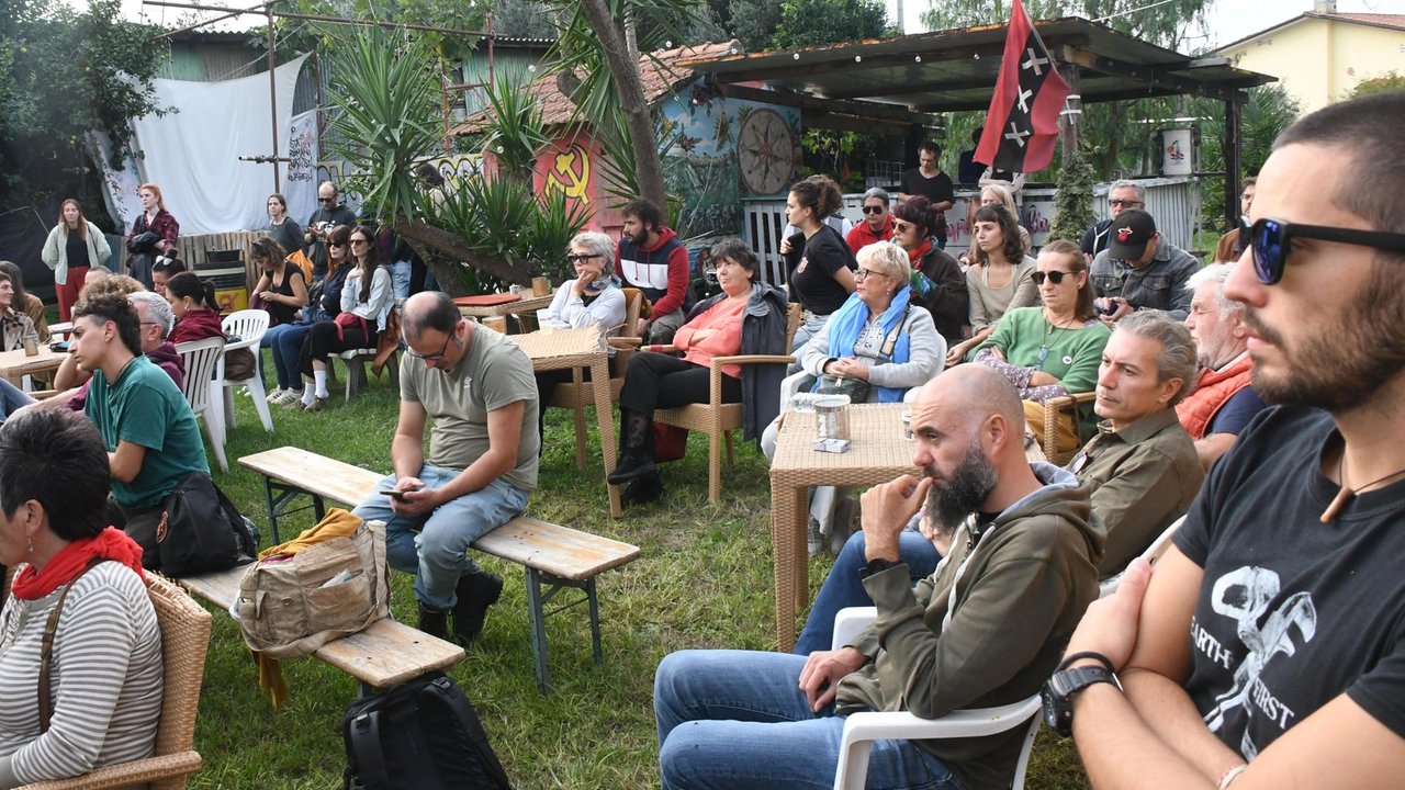 Assemblea domenicale contro lo sgombero di Casa Rossa a Montignoso Assemblea domenicale contro lo sgombero di Casa Rossa a Montignoso