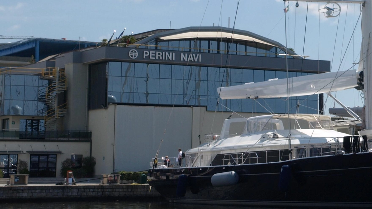 Lo storico cantiere Perini con il profilo inconfondibile dei suoi velieri Lo storico cantiere Perini con il profilo inconfondibile dei suoi velieri