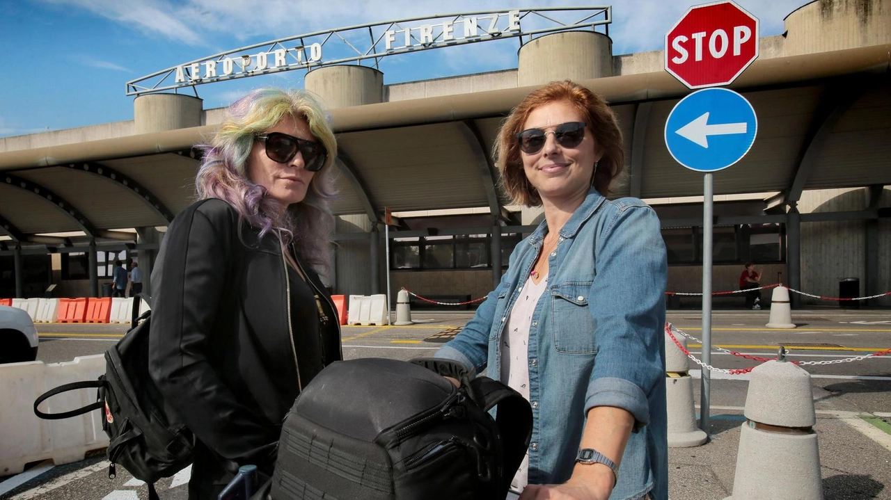 Turiste. davanti all’aeroporto di Peretola Turiste. davanti all’aeroporto di Peretola