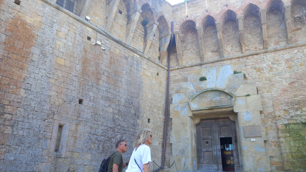 L’esterno del carcere di Volterra, rappresenta un modello di integrazione, rispetto e collaborazione tra il penitenziario e la cittadinanza L’esterno del carcere di Volterra, rappresenta un modello di integrazione, rispetto e collaborazione tra il penitenziario e la cittadinanza