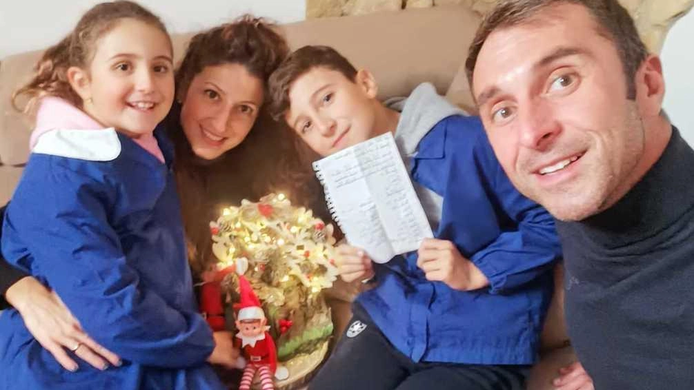Filippo Donati insieme alla sua famiglia mostra la letterina a Babbo Natale per mantenere il prossimo anno le stesse maestre Filippo Donati insieme alla sua famiglia mostra la letterina a Babbo Natale per mantenere il prossimo anno le stesse maestre
