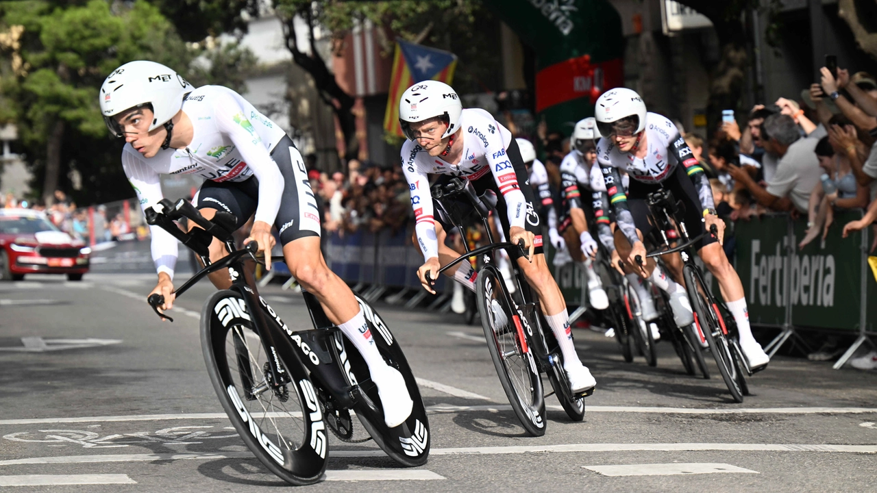 La Uae vince la cronosquadre alla Vuelta 2025. Vingegaard in rosso: la nuova classifica